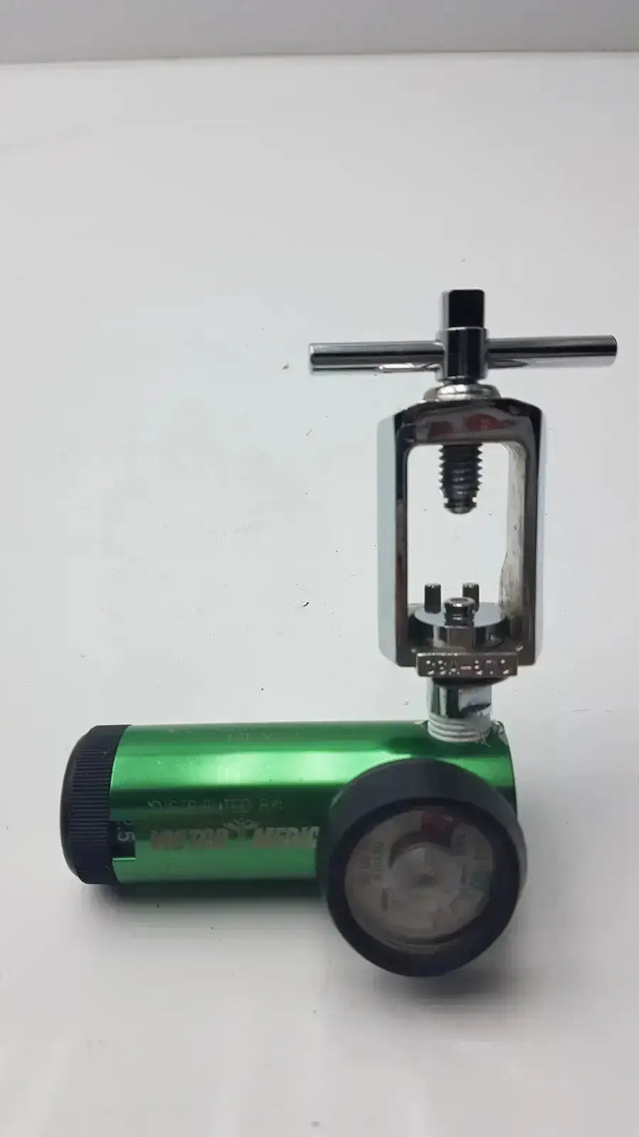 Green cylindrical victor medical air pressure regulator cga 870 with chrome adjustment knob and black caps model fs ii 8y