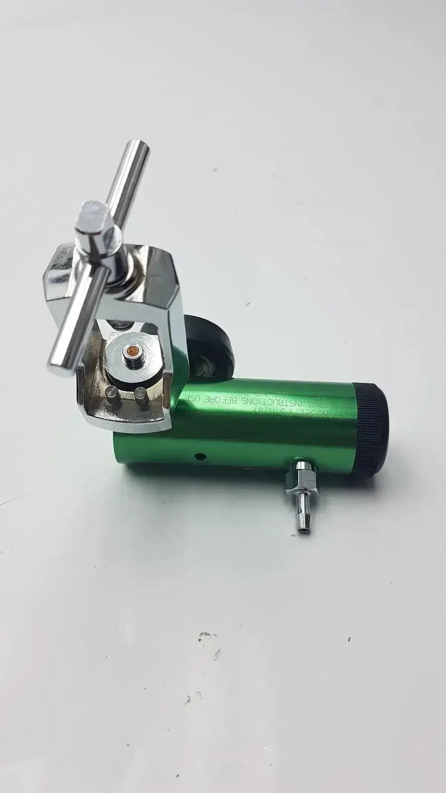 Victor medical air pressure regulator cga 870 model FS II 8Y green metallic with chrome fittings and black caps