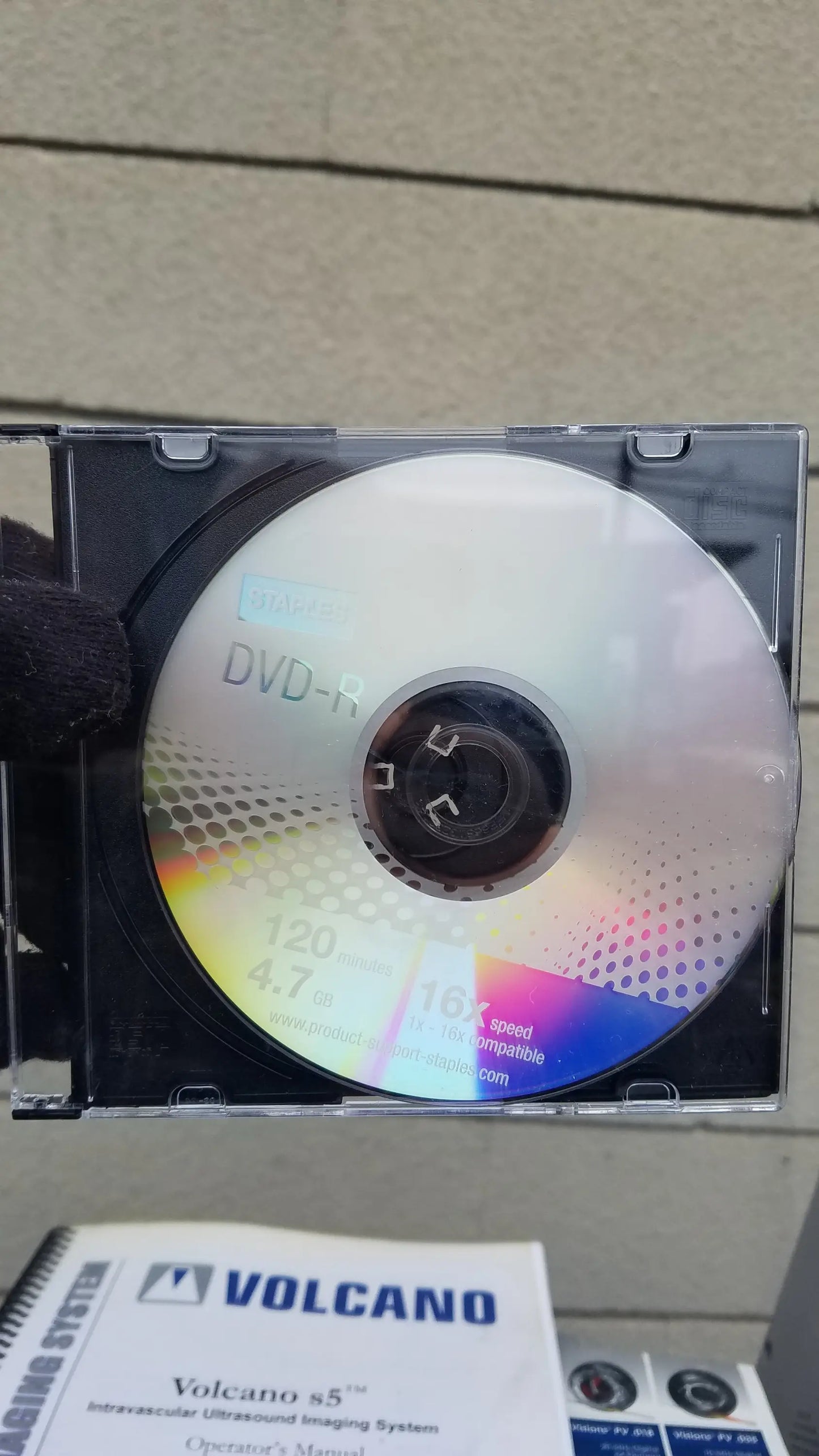 A silver reflective dvd-r disc with colorful iridescent patterns for reuse medical equipment volcano s5 intravascular ultrasound