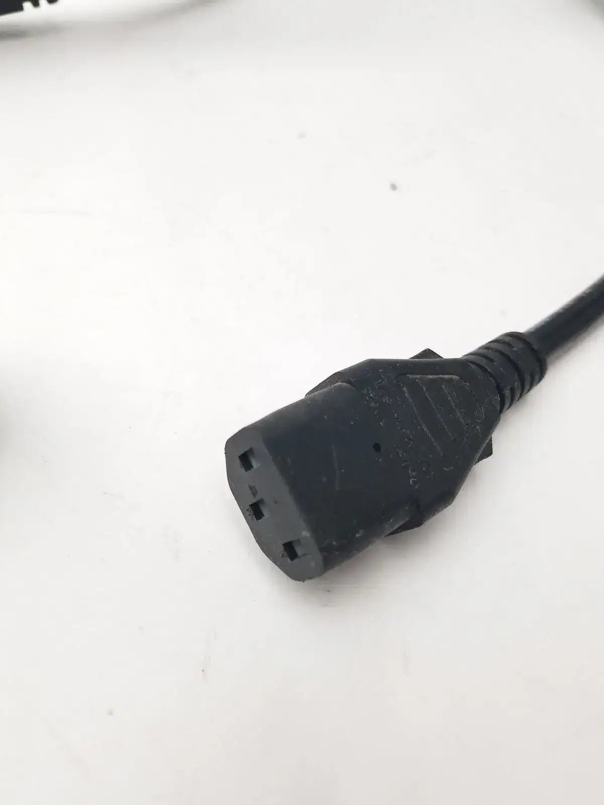 Volex V1625 10A 125V SMI 3 Pin Male to - Female Power Cable