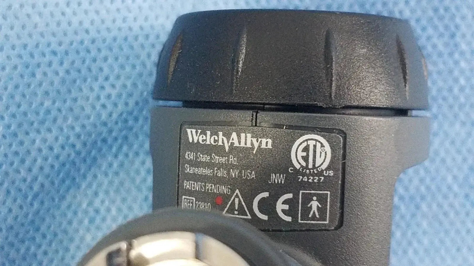 Black welch allyn 23810 macroview 3.5v surecolor led fiber optic otoscope with textured grip and regulatory labeling for reuse medical equipment