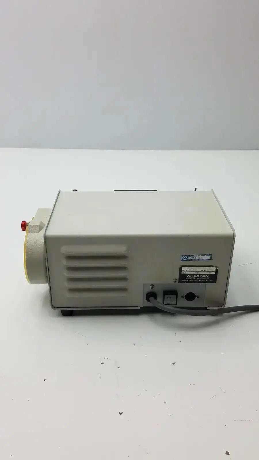 Beige rectangular wheaton unispense ii dose counter with red knob ventilation slits and miratone label g-bbdd4-14u cat no 374300