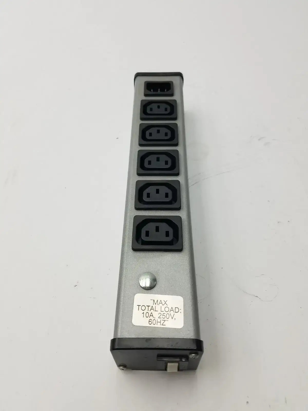 Wiremold Plug In Outlet Center IEC5 50/60 Hz 10A 250V - Power Distribution Unit